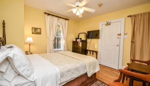 Standard Queen Room