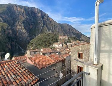 Two-Bedroom Apartment with Mountain View