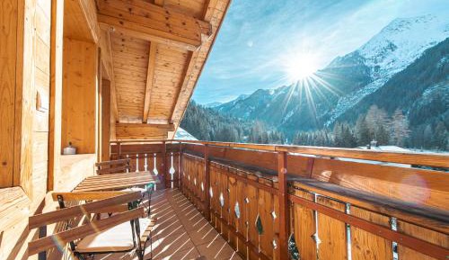 Apartment with Mountain View