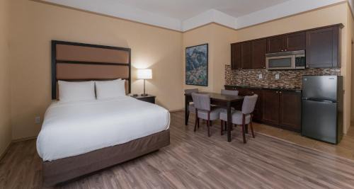 Deluxe Queen Room with Kitchenette