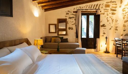 Deluxe Double Room (2 Adults + 1 Child)