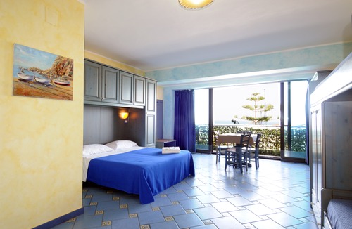 Province of Messina Hotel | Three-Room Apartment a Stones Throw from The Sea
