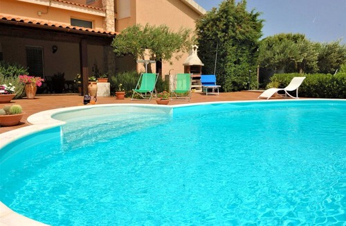 Mockarta Villa | Beautiful private villa for 7 guests with WIFI, private pool, A/C, TV and parking