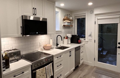 Kerrisdale Apartment | Enjoy easy access from this perfectly located brand new one bedroom suite.