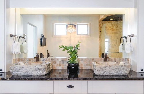 Black Mountain House | Kelowna Retreat- Pool, Hot-tub, Mini Golf, Gym