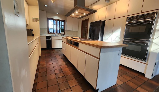 3 bedroom house with small gym house .5 min drive to grous mountain and shopping