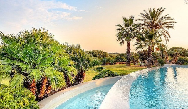 Villa Daianira: A characteristic and welcoming one-story villa surrounded by a citrus garden, with Free WI-FI.