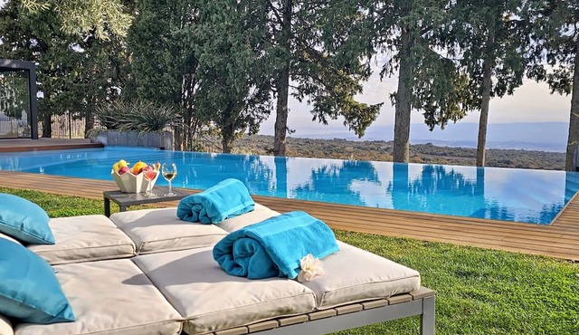 Rahal villa with pool and outdoor fireplace between Etna and the sea