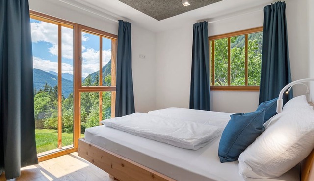 Apartment 'Laimbruchhof Hermann' with Mountain View, Shared Garden and Wi-Fi
